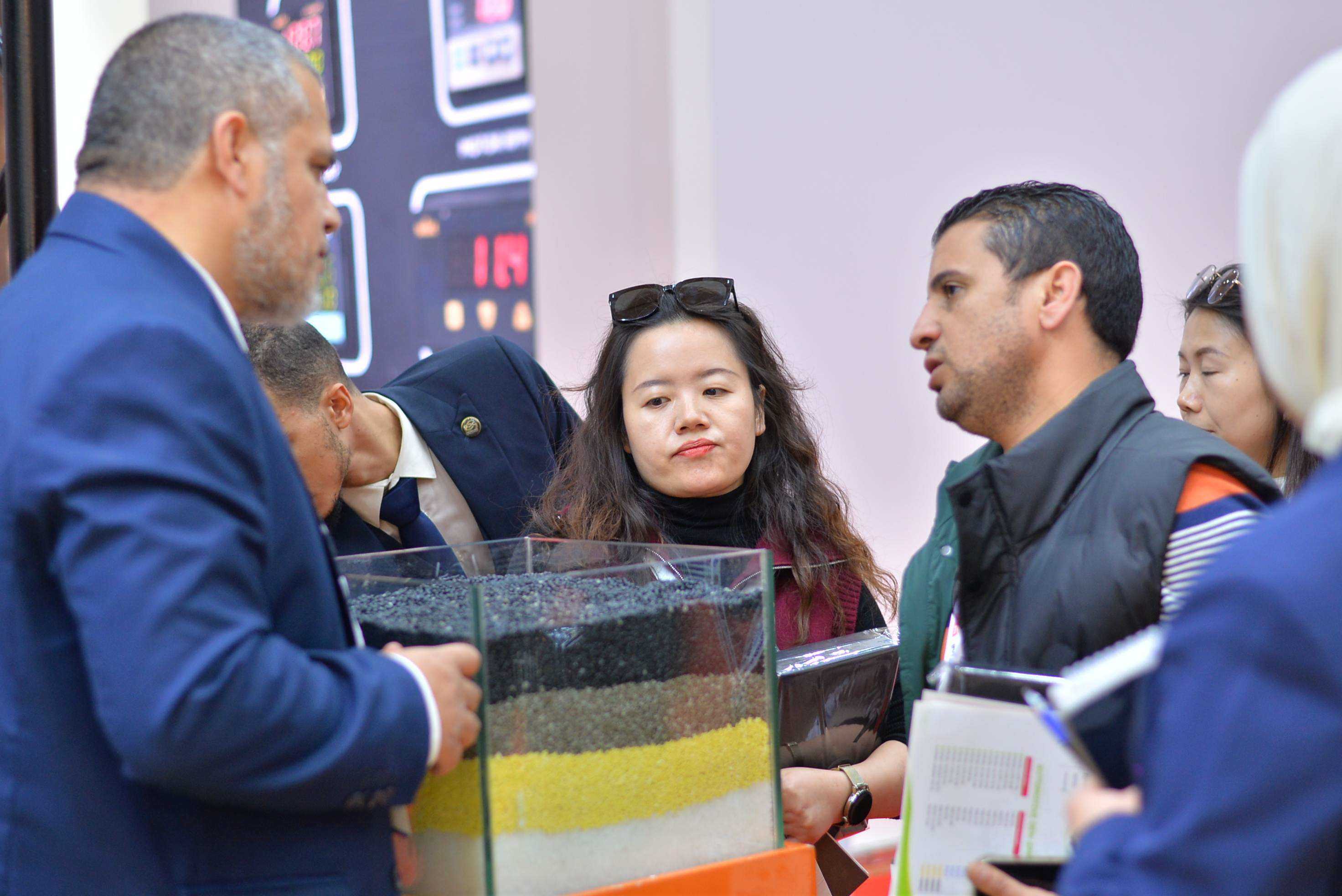 استقبال الزوار في المعرض - شركة اللدائن العالمية